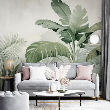 Елегантен интериор с фототапет на тропически листа в зелени нюанси.