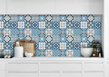 Декоративни стикери за плочки с ретро шарки в синьо за кухня.