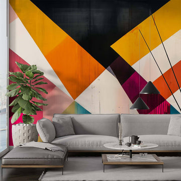Фототапет Геометричен Експресионизъм в Кехлибар и Пурпур в модерен интериор с триъгълни форми и наситени цветове.