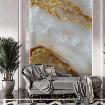 Фототапет Ефирен Мрамор със Златни Течни Нишки на стена зад елегантен диван в стилна стая