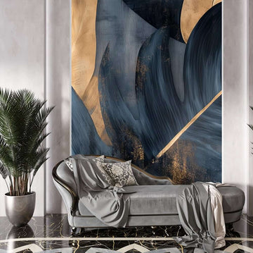 Фототапет Златна Палмова Симфония върху Тъмносин Велур в стилен интериор с диван и растения.