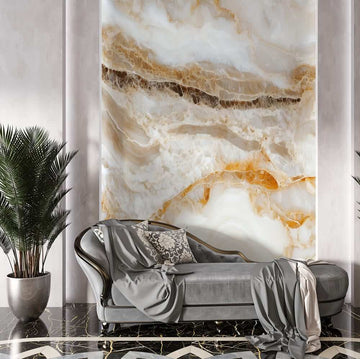 Златни мраморни фототапети в интериор с диван и стена от мрамор с перлени нюанси.