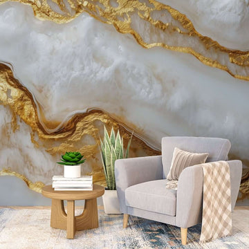 Фототапет ефирен мрамор с нежни преливки и златни нишки в стилно жилищно пространство.