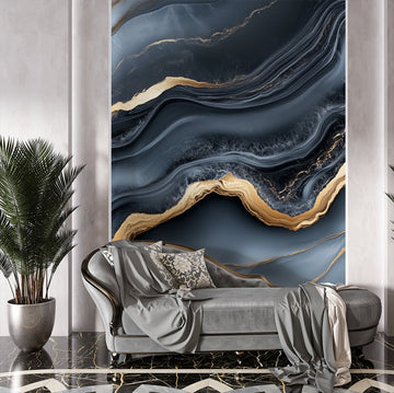 Фототапет Дълбоко Син Мрамор с Златни Акценти на стена в модерен интериор с канапе и зелено растение.