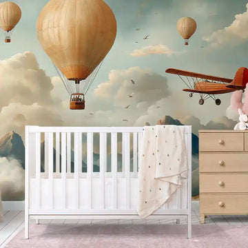 Фототапет за детска стая облачни приключения с балони и самолет в мечтателен дизайн.