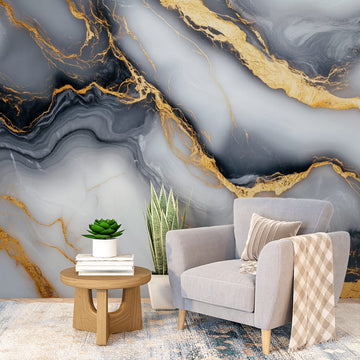 Фототапет златисти линии мраморен фототапет в елегантна всекидневна с кресло и масичка.