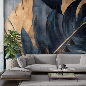 Фототапет златна палмова симфония върху тъмносин велур в съвременна стая с диван и зеленина.