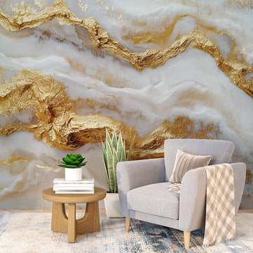 луксозен фототапет златиста мраморна сълза в интериор с удобен фотьойл и декорации.