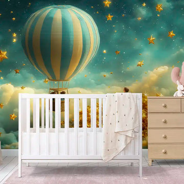 Фототапет за детска стая с тюркоазен балон над златни звезди и пухкави облаци.