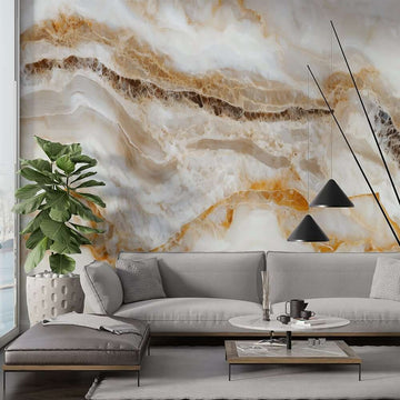 златни мраморни фототапети с перлени нюанси в интериор на стилен хол