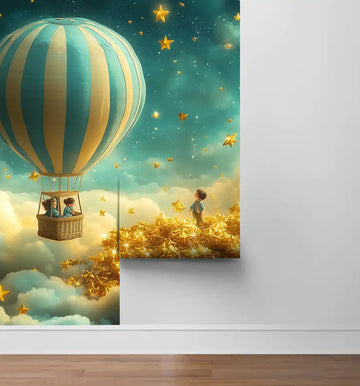 Фототапет за детска стая с тюркоазено-жълт балон и деца над облаци и златни звезди.