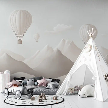 Небесни приключения фототапет с балони и планини в детска стая, уютен кът за игра.