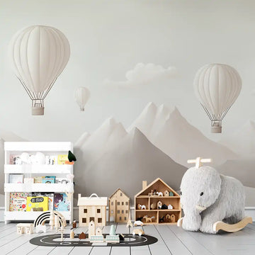 Детска стая с фототапет Небесни приключения, балони и планини, уютни играчки и декорации.